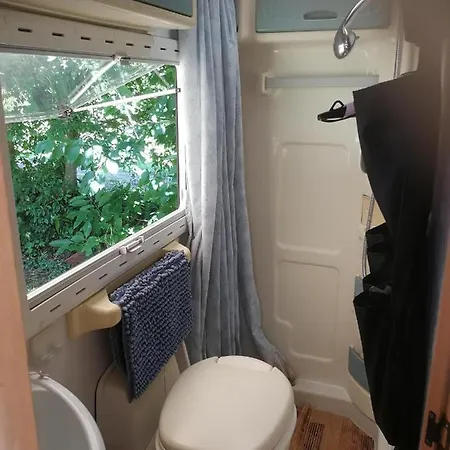 Camping Car Immobile Dans Jardin Kamp alanı