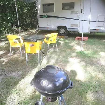 Camping Car Immobile Dans Jardin Pornic