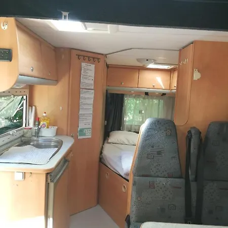 Kamp alanı Camping Car Immobile Dans Jardin