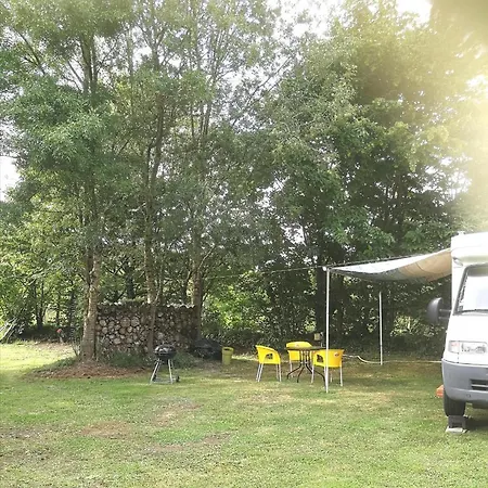 Kamp alanı Camping Car Immobile Dans Jardin *