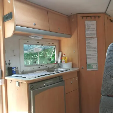 Camping Car Immobile Dans Jardin